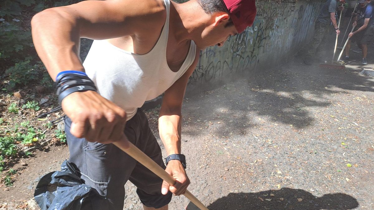 Tepličtí bezdomovci čistí město za stravenky